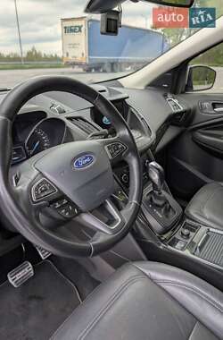 Позашляховик / Кросовер Ford Kuga 2017 в 