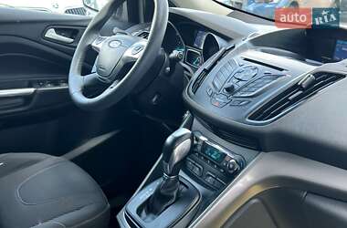 Позашляховик / Кросовер Ford Kuga 2016 в 