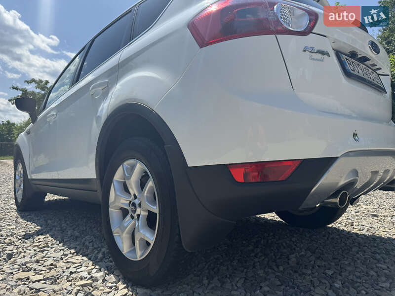 Внедорожник / Кроссовер Ford Kuga 2010 в Надворной