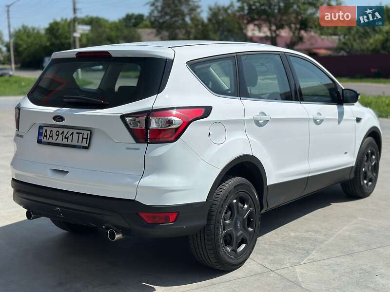 Внедорожник / Кроссовер Ford Kuga 2017 в Киеве
