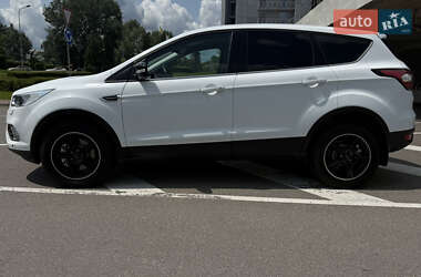 Внедорожник / Кроссовер Ford Kuga 2017 в 