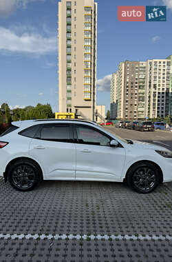 Позашляховик / Кросовер Ford Kuga 2021 в 