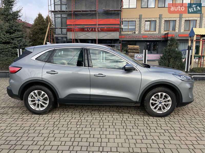 Позашляховик / Кросовер Ford Kuga 2020 в 