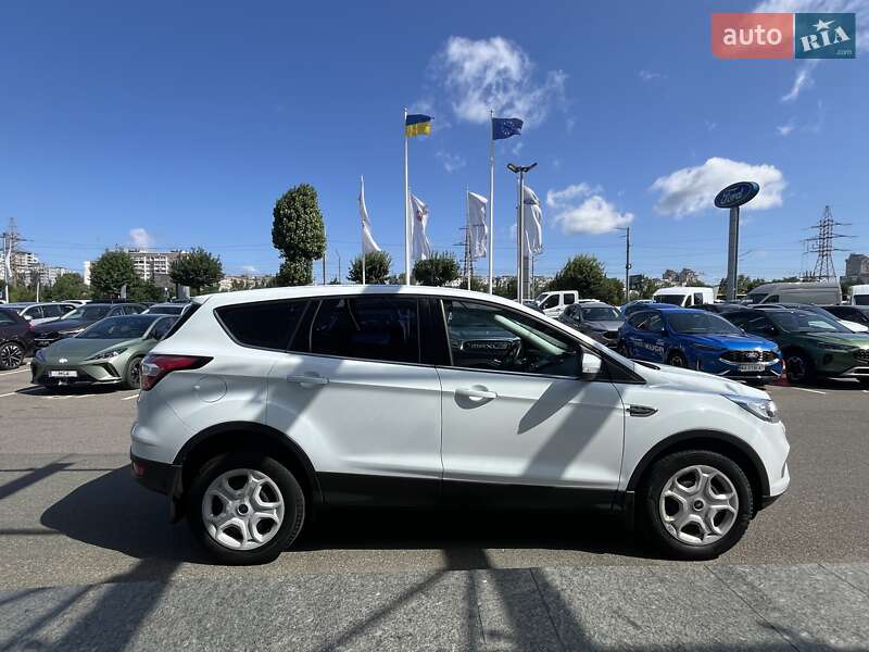 Позашляховик / Кросовер Ford Kuga 2018 в Києві