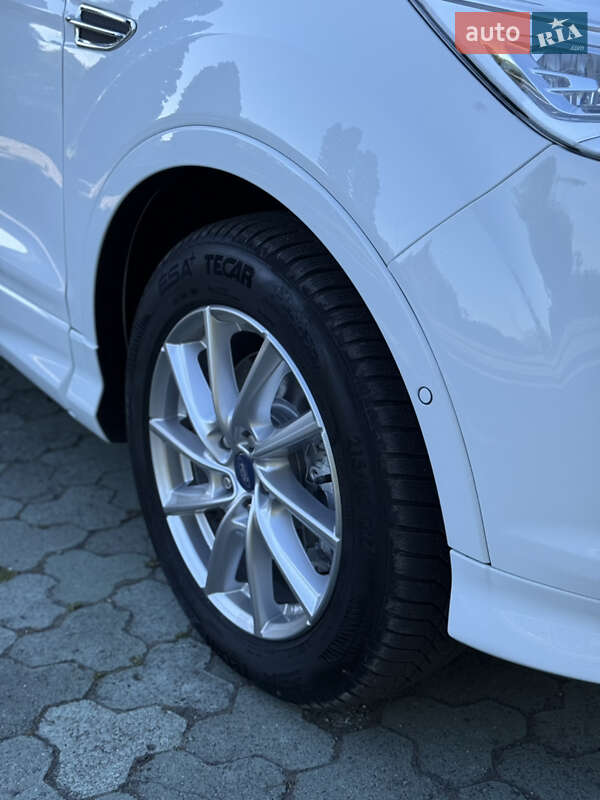 Внедорожник / Кроссовер Ford Kuga 2015 в Дубно