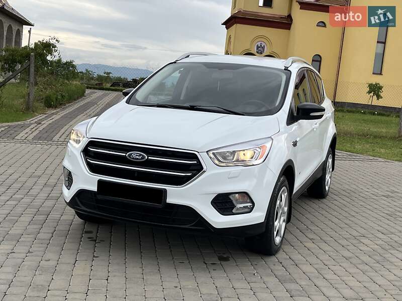 Позашляховик / Кросовер Ford Kuga 2017 в 