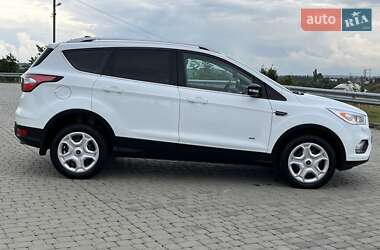 Позашляховик / Кросовер Ford Kuga 2017 в 