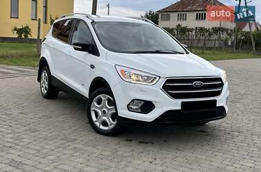 Позашляховик / Кросовер Ford Kuga 2017 в 