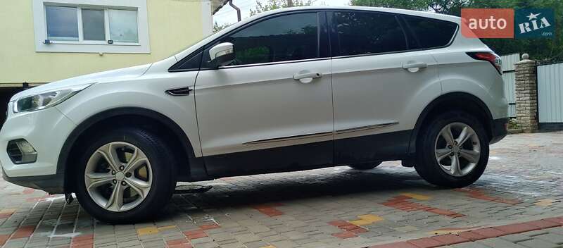 Внедорожник / Кроссовер Ford Kuga 2017 в Каменец-Подольском
