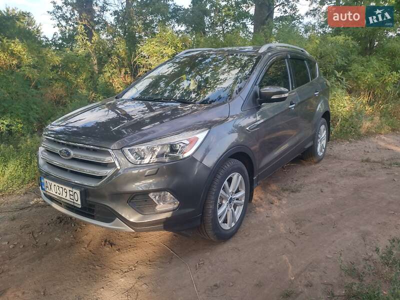 Позашляховик / Кросовер Ford Kuga 2016 в Світловодську