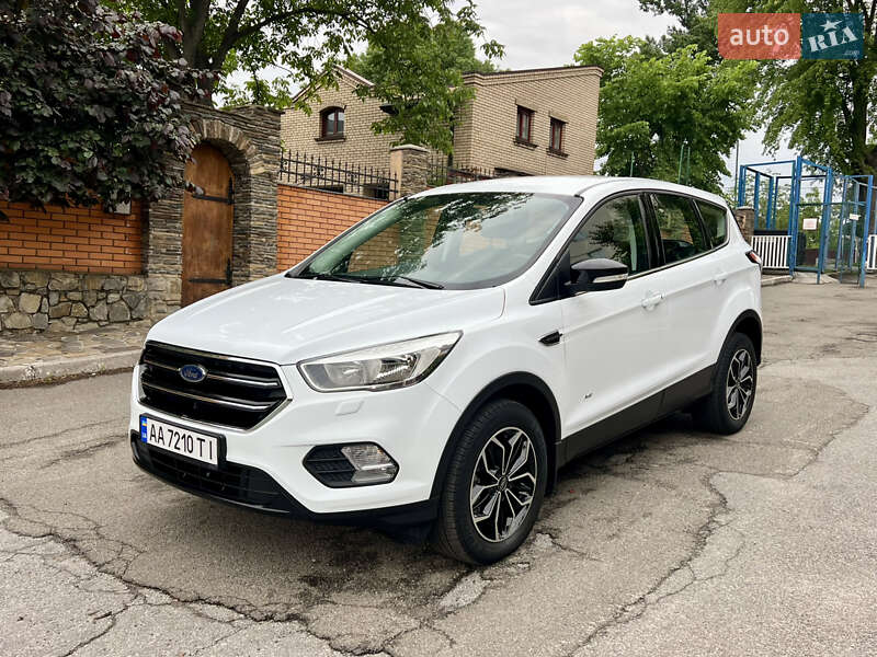 Позашляховик / Кросовер Ford Kuga 2017 в Києві