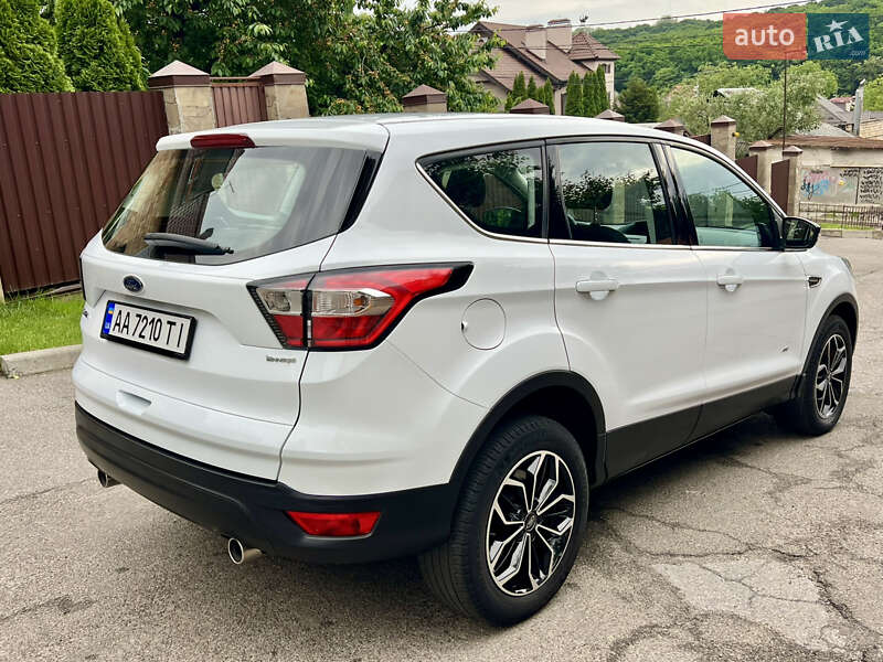 Позашляховик / Кросовер Ford Kuga 2017 в Києві