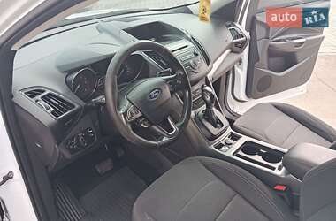 Внедорожник / Кроссовер Ford Kuga 2017 в 