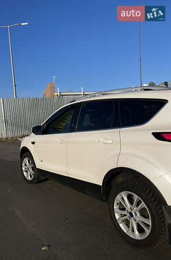 Внедорожник / Кроссовер Ford Kuga 2017 в 
