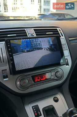 Внедорожник / Кроссовер Ford Kuga 2010 в 