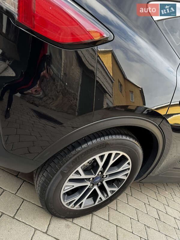 Внедорожник / Кроссовер Ford Kuga 2021 в Бродах