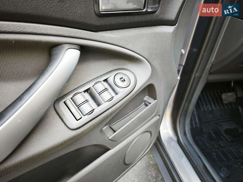 Внедорожник / Кроссовер Ford Kuga 2012 в Киеве