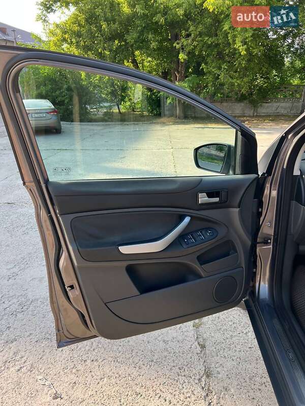 Позашляховик / Кросовер Ford Kuga 2012 в Кам'янському