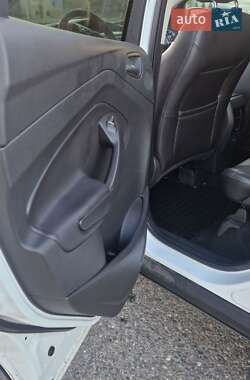 Позашляховик / Кросовер Ford Kuga 2013 в 