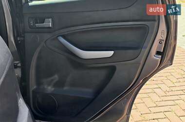 Позашляховик / Кросовер Ford Kuga 2012 в 