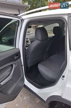 Позашляховик / Кросовер Ford Kuga 2010 в  фото 3 Позашляховик / Кросовер Ford Kuga 2010 в