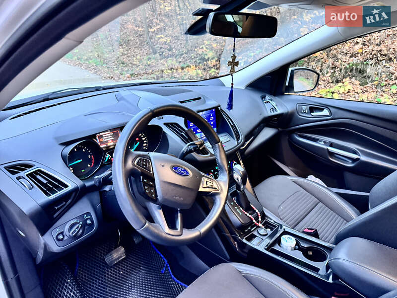 Позашляховик / Кросовер Ford Kuga 2019 в Чернівцях