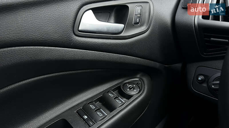 Внедорожник / Кроссовер Ford Kuga 2017 в Львове