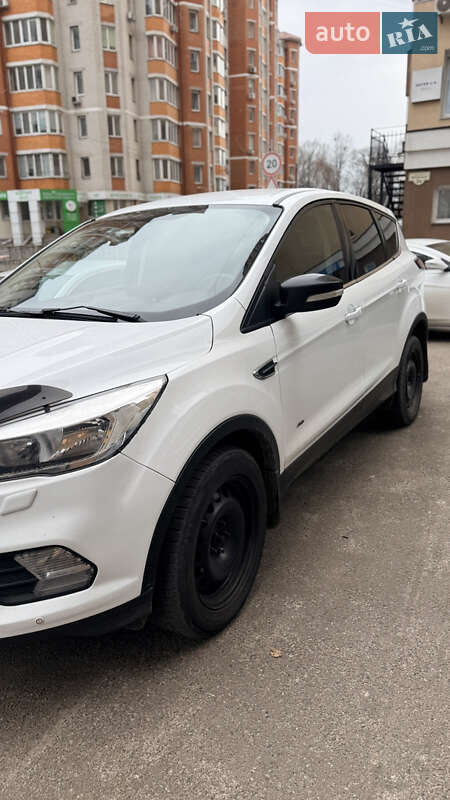 Позашляховик / Кросовер Ford Kuga 2017 в Києві