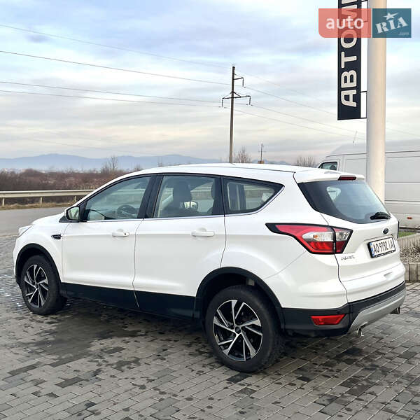 Внедорожник / Кроссовер Ford Kuga 2017 в Хусте