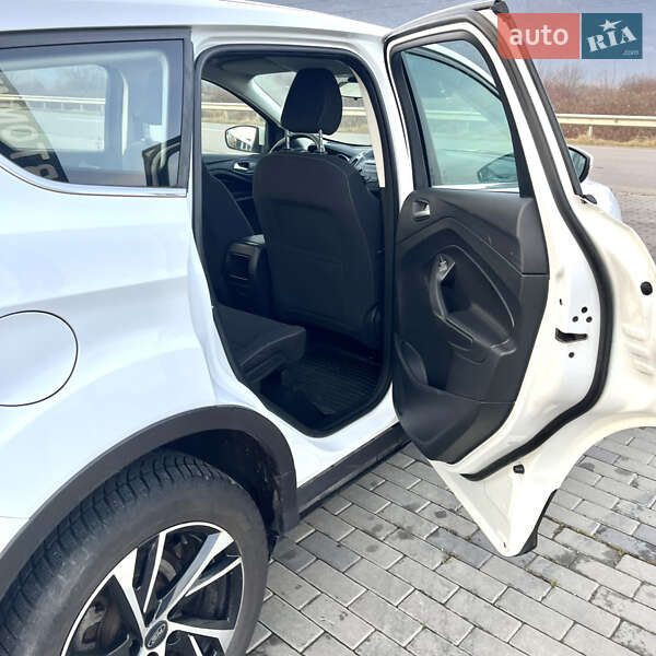 Внедорожник / Кроссовер Ford Kuga 2017 в Хусте