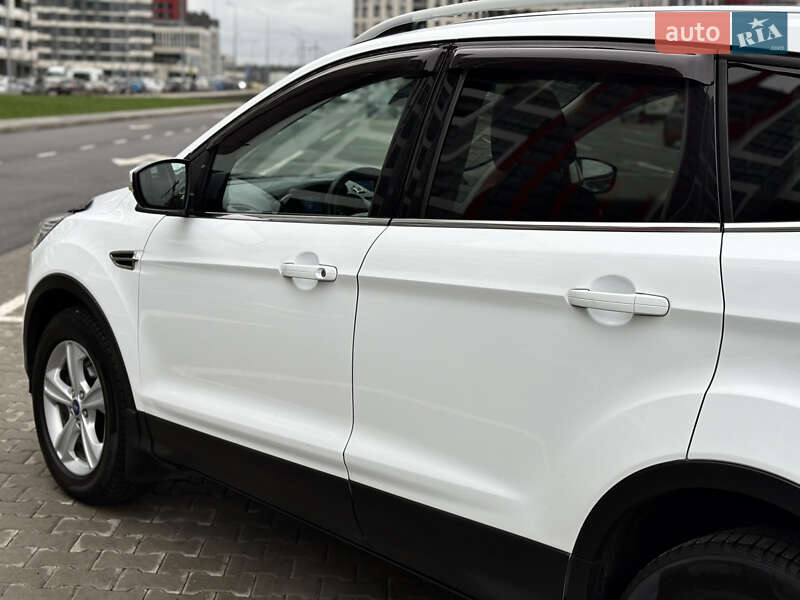 Позашляховик / Кросовер Ford Kuga 2016 в Києві