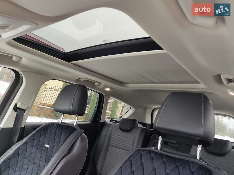 Позашляховик / Кросовер Ford Kuga 2016 в Чечельнику