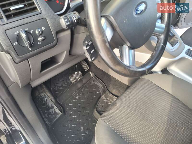 Позашляховик / Кросовер Ford Kuga 2012 в Чернівцях