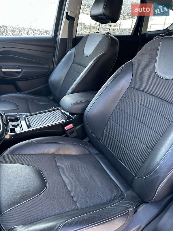 Внедорожник / Кроссовер Ford Kuga 2017 в Львове