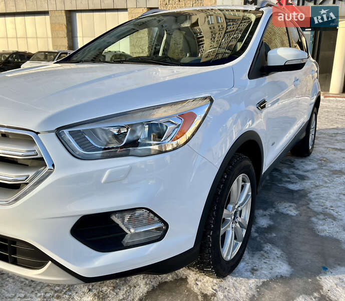 Позашляховик / Кросовер Ford Kuga 2016 в Києві