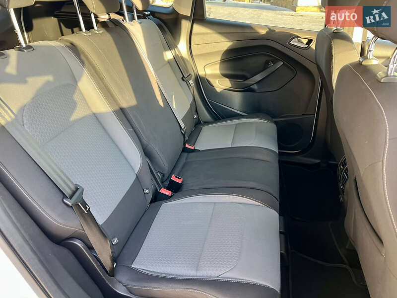 Позашляховик / Кросовер Ford Kuga 2016 в Києві