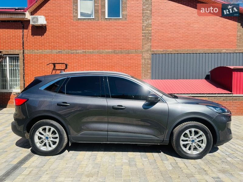 Внедорожник / Кроссовер Ford Kuga 2021 в Ромнах