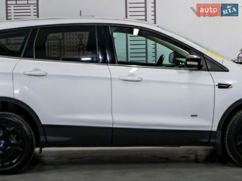 Позашляховик / Кросовер Ford Kuga 2017 в Чернігові