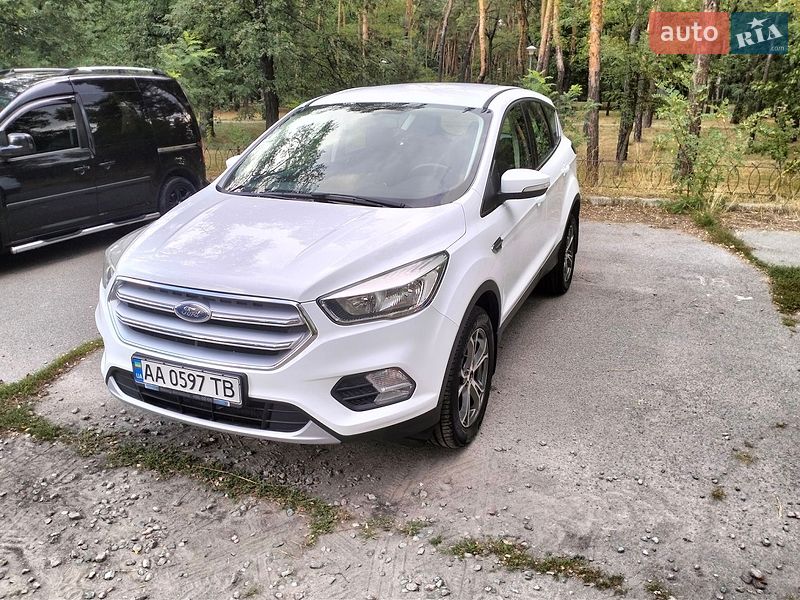 Позашляховик / Кросовер Ford Kuga 2017 в Києві