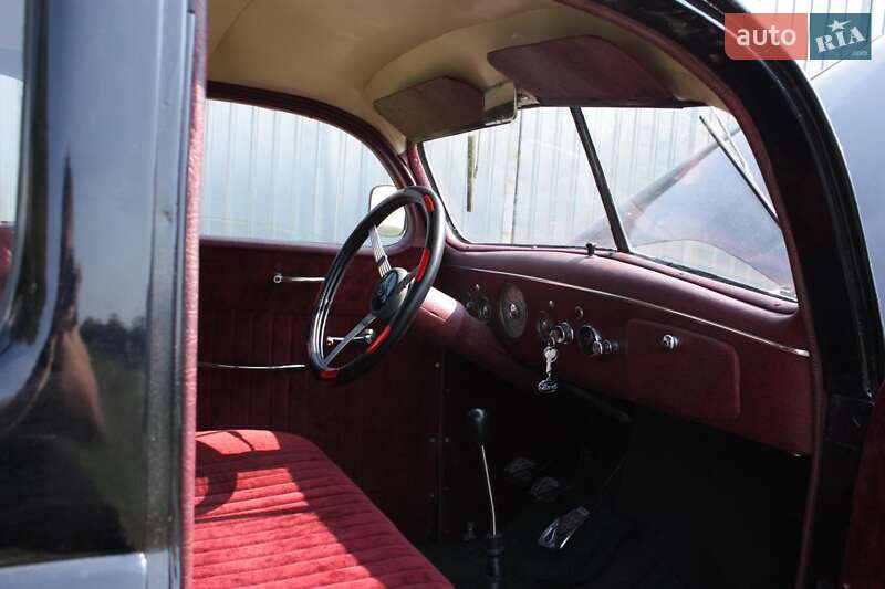 Седан Ford Model 48 1935 в Львове