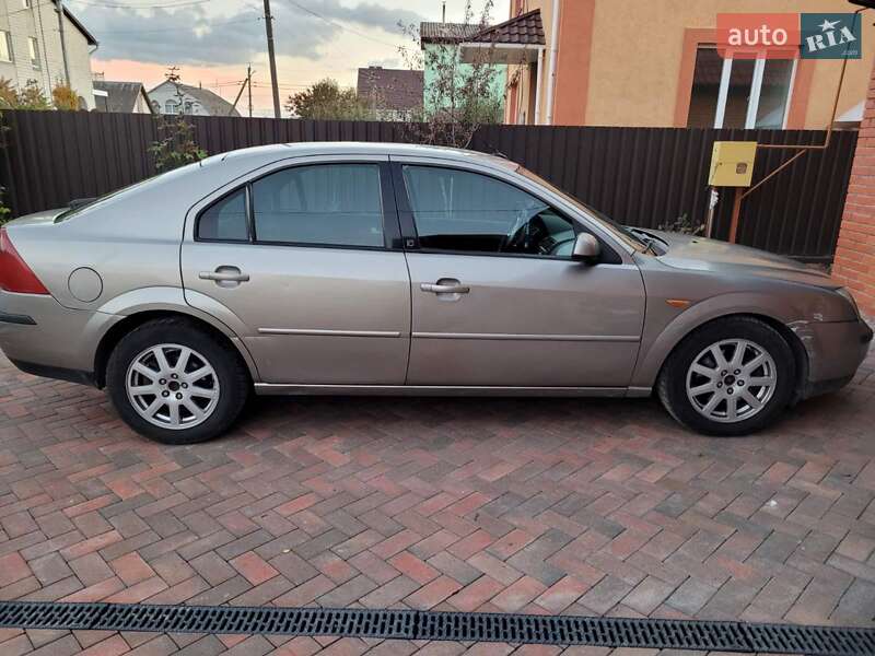 Лифтбек Ford Mondeo 2001 в 