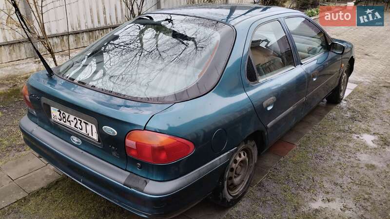 Лифтбек Ford Mondeo 1993 в Шумске