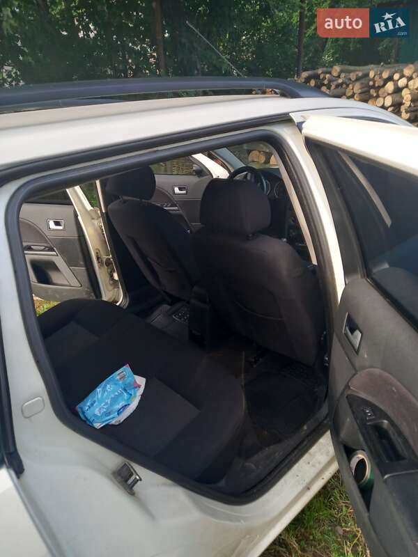 Универсал Ford Mondeo 2001 в Сваляве