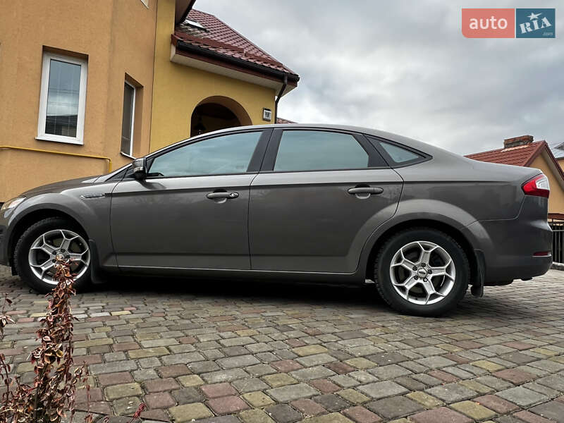 Седан Ford Mondeo 2011 в Стрию