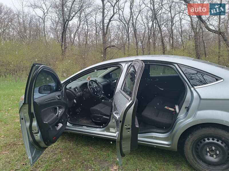 Седан Ford Mondeo 2010 в Новомосковске