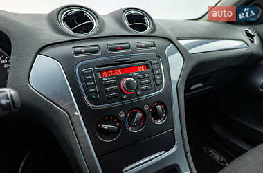 Седан Ford Mondeo 2012 в 
