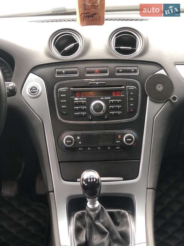 Седан Ford Mondeo 2012 в Дубно