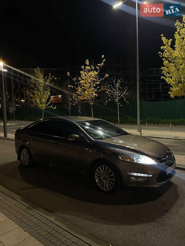 Седан Ford Mondeo 2012 в 