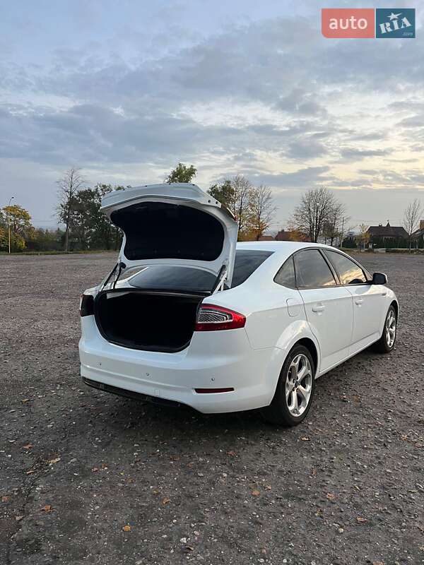 Седан Ford Mondeo 2012 в Ужгороде