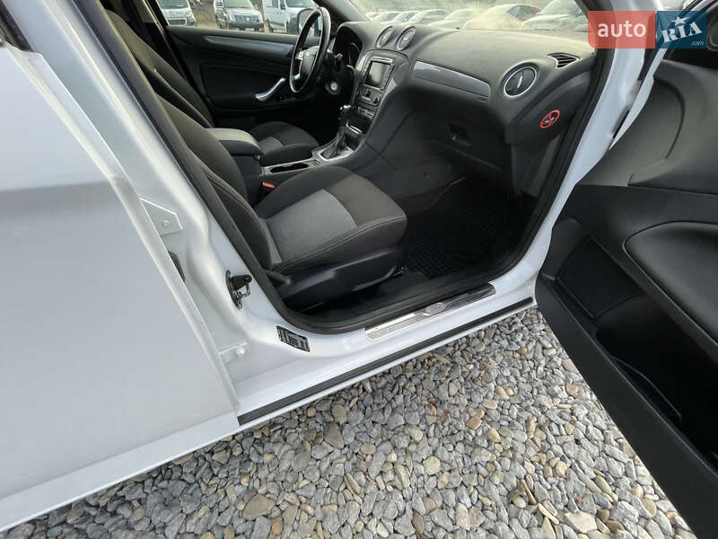 Універсал Ford Mondeo 2012 в Чернівцях